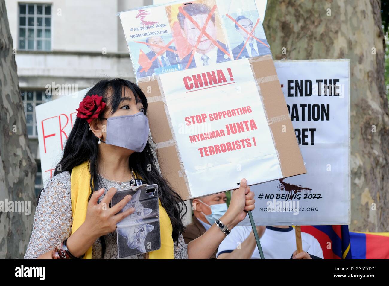 Ein Protestler aus Myanmar fordert den Boykott der Olympischen Winterspiele 2022 in Peking wegen zahlreicher Menschenrechtsverletzungen durch China. Stockfoto