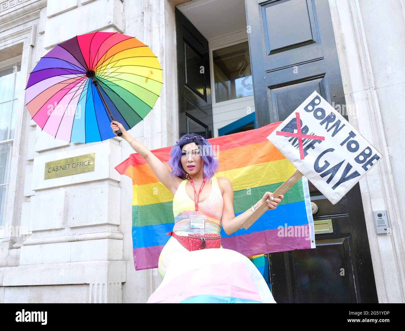 Aktivisten versammeln sich, um eine Petition an das Kabinettsbüro zu überreichen, in der sie fordern, dass die Regierung ihr Versprechen einhält, die Konversionstherapie für Homosexuelle zu verbieten. Stockfoto