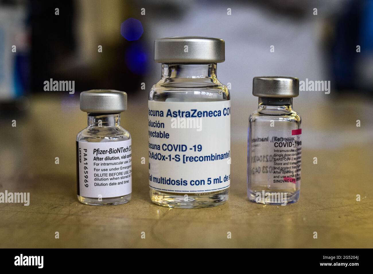 Ipiales, Kolumbien. Juni 2021. Fläschchen von Pfizer, AstraZeneca, Und Coronavac-Impfstoffe gegen COVID-19 werden in der Grenzstadt Ipiales im Departement Narino angewendet ist eine der Städte, die ausgewählt wurde, um eine Massenimpfung zu beginnen, um am 24. Juni 2021 eine wirtschaftliche Reaktivierung im Grenzgebiet zwischen Kolumbien und Ecuador in Ipiales, Narino, zu erreichen Quelle: Long Visual Press/Alamy Live News Stockfoto