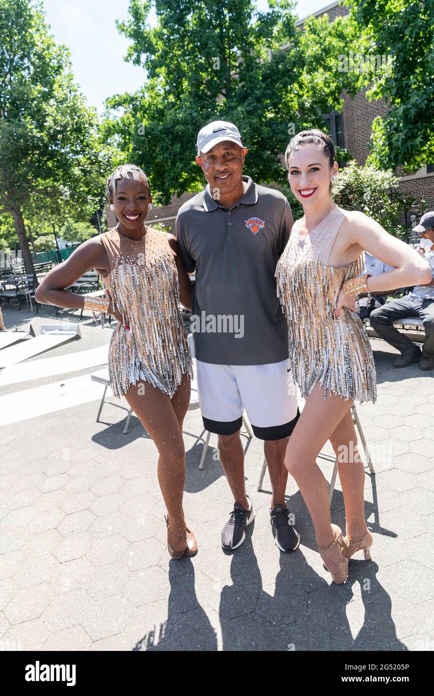 New York, Usa. Juni 2021. Radio City Rockettes Danelle und Maranda sowie der ehemalige Knicks-Spieler John Starks (C) besuchen die NYC Parks, die Garden of Dreams Foundation und SCAN-Harbor Cutting Ribbon auf der Renovierung des Mullaly Recreation Center in der Bronx. Die Renovierung erfolgte aufgrund der großzügigen Zuschüsse der Garden of Dreams Foundation, die von SCAN-Harbour beantragt wurden, und der 5500 Millionen US-Dollar-Zuschüsse aus den NYC Parks. (Foto von Lev Radin/Pacific Press) Quelle: Pacific Press Media Production Corp./Alamy Live News Stockfoto