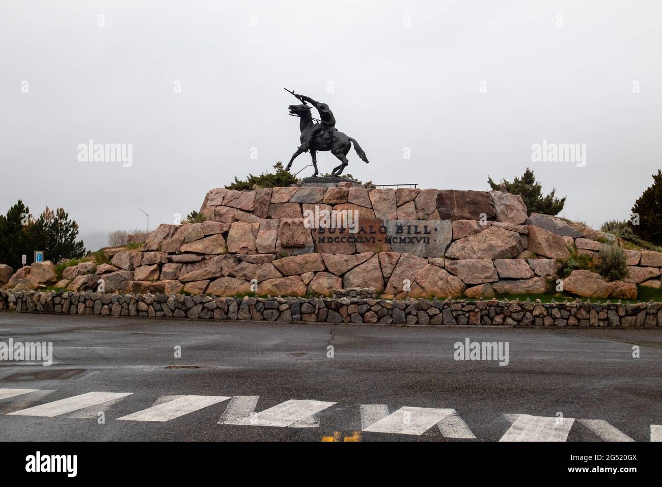 Cody, Wyoming, USA, 23. Mai 2021: Statue von William F. Cody 'Buffalo Bill-the Scout' aus Bronze befindet sich vor dem Buffalo Bill Center, horizontal Stockfoto