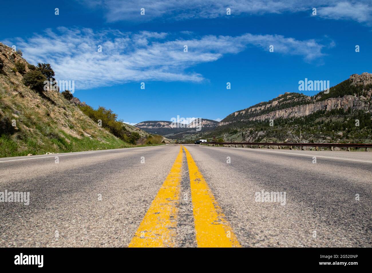 Highway 16 im Bighorn National Forest, Wyoming Ende Mai, horizontal Stockfoto