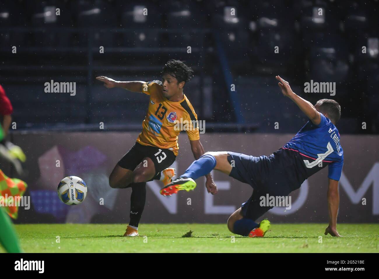 Buriram, Thailand. Juni 2021. Nurul Sriyankem (L) vom FC Port wurde während des AFC Champions League 2021-Spiels der Gruppe J zwischen Kitchee SC und Port FC im Buriram Stadium in Aktion gesehen. (Endergebnis; Kitchee SC 2:0 Port FC) (Foto: Amphol Thongmueangluang/SOPA I/Sipa USA) Quelle: SIPA USA/Alamy Live News Stockfoto