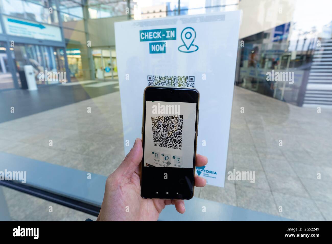 Melbourne, Australien – 24. Juni 2021: Check-in mit QR-Code, wenn Sie ein Einkaufszentrum betreten Stockfoto