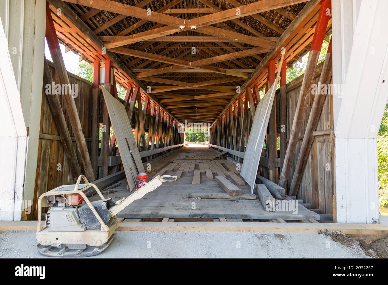Das Innere der Spencerville Covered Bridge von 1873 wird in Spencerville, Indiana, USA, sanierung durchgeführt. Stockfoto