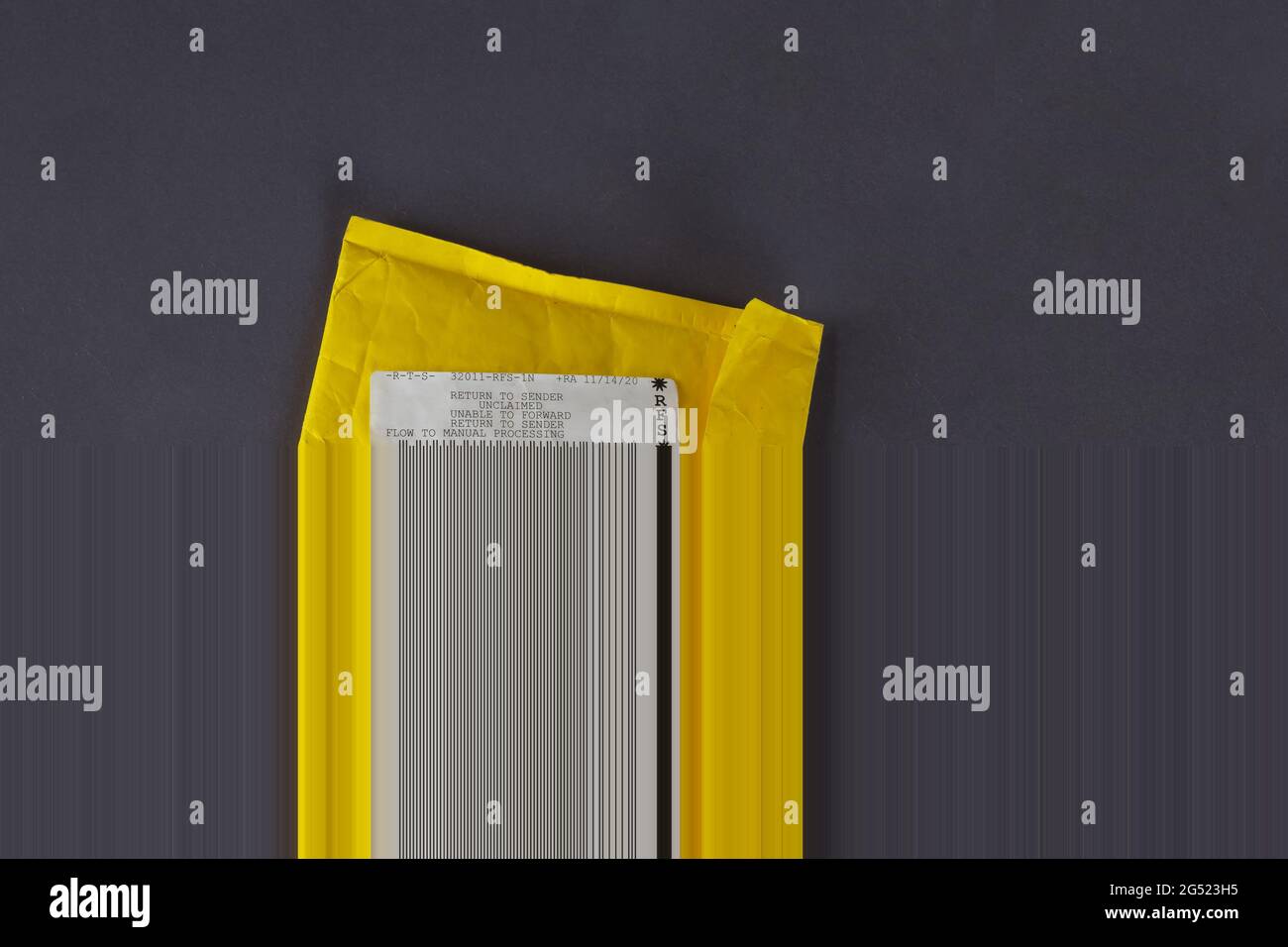 Ein gelber Postsack, in dem die RÜCKSENDUNG AN DEN ABSENDER steht. Nicht zugestellte Pakete auf grauem Hintergrund. Blick von oben, keine Leute. Pixel-Stretch-Effekt Stockfoto