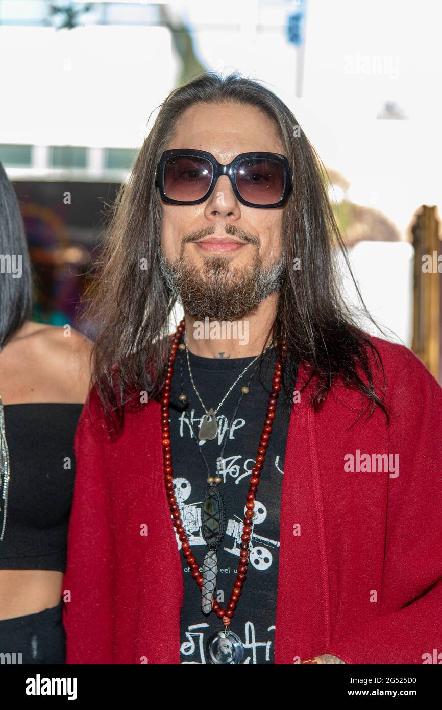 Beverly Hills, USA. 24. Juni 2021: Der amerikanische Gitarrist Dave Navarro nimmt an Juliens '2:32 AM Projects und Vive Le Rock's Coming DEGREES OF SEPARATION', Beverly Hills, CA, am 24. Juni 2021 Teil.Quelle: Eugene Powers/Alamy Live News Stockfoto