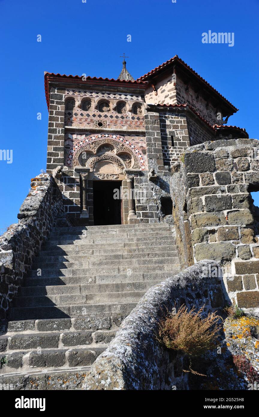 FRANKREICH. HAUTE-LOIRE (43). REGION AUVERGNE. LE PUY-EN-VELAY. DIE KAPELLE SAINT-MICHEL D'AIGUILHE WURDE 961 AUF DEM FELSEN SAINT-MICHE ERBAUT Stockfoto