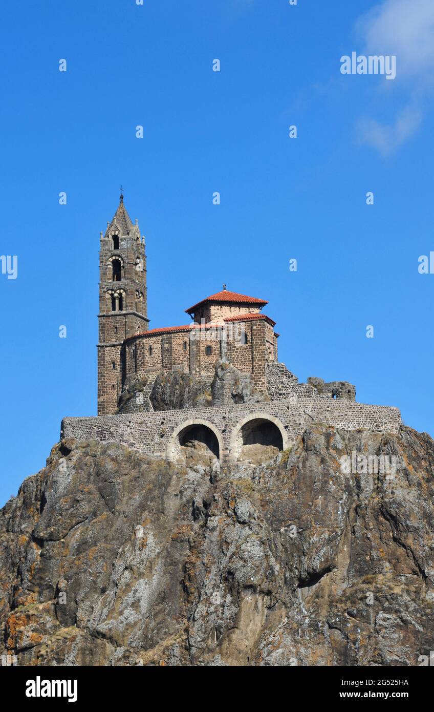 FRANKREICH. HAUTE-LOIRE (43) REGION AUVERGNE. LE PUY-EN-VELAY. DIE KAPELLE SAINT-MICHEL D'AIGUILHE WURDE 961 AUF DEM FELSEN SAINT-MICHEL ERBAUT Stockfoto