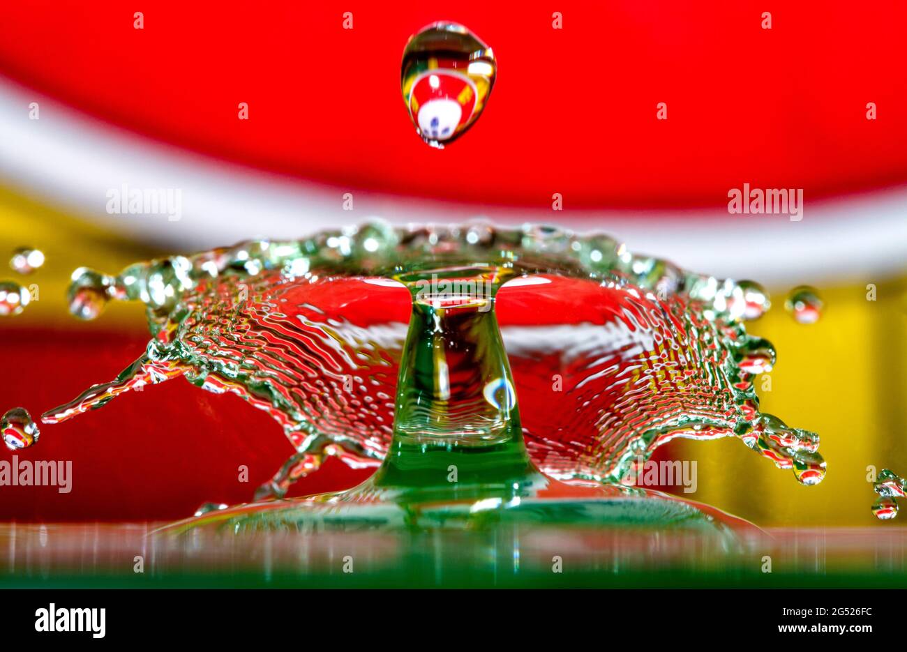 Die Portugiesische Flagge. Spritzkrone mit Wasser, die nach einem Fallzusammenstoß entsteht Stockfoto