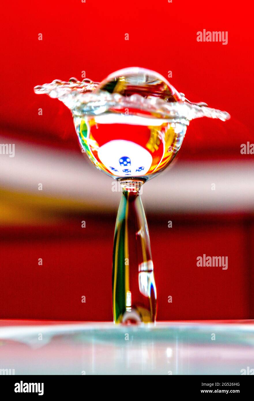 Der EuroCup. Spritzkrone mit Wasser, die nach einem Fallzusammenstoß entsteht Stockfoto