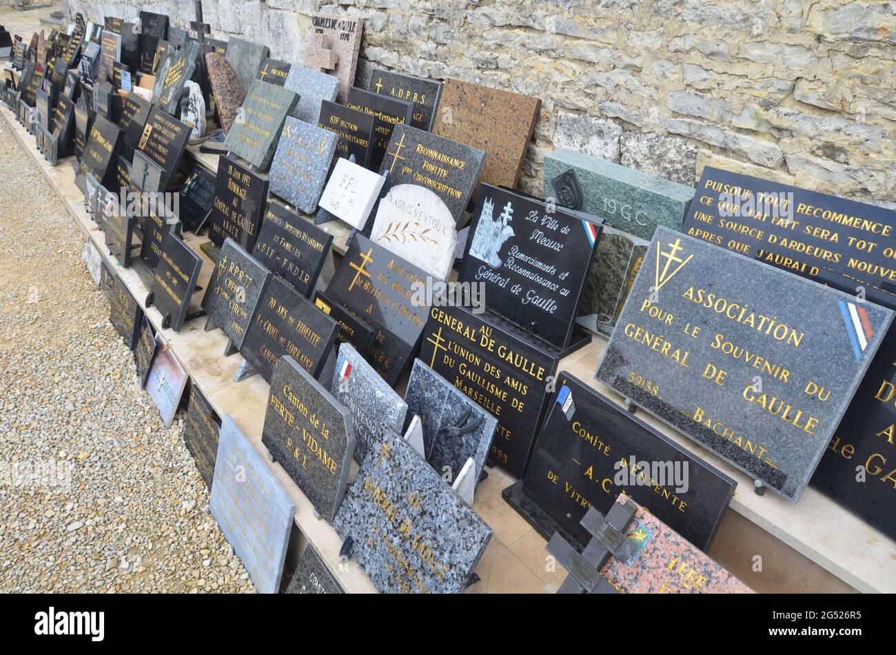 FRANKREICH. HAUTE-MARNE (52). COLOMBEY-LES-DEUX-EGLISES. GEDENKTAFELN AUF DEM FRIEDHOF IN DER NÄHE DES GRABES VON GENERAL DE GAULLE UND SEINER FRAU. Stockfoto