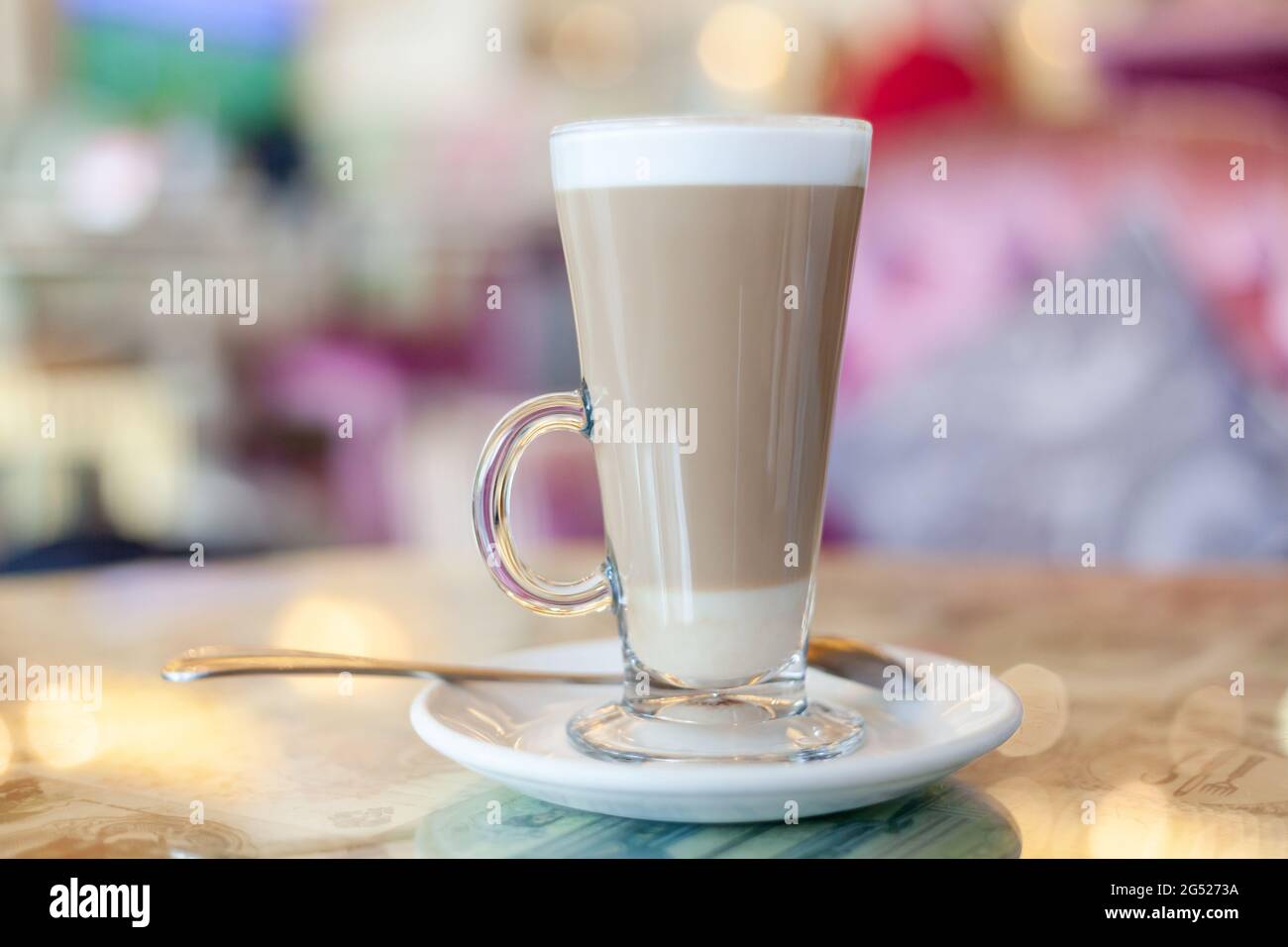 Cafe Latte in einer Glastasse im Café Stockfoto