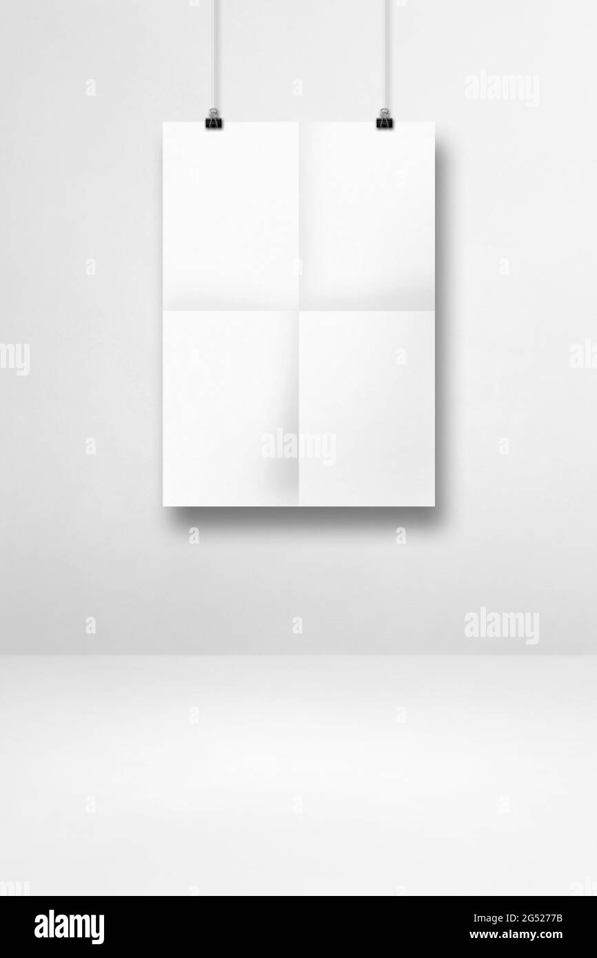 Weißes gefaltetes Poster, das an einer sauberen Wand mit Clips hängt. Leere Mockup-Vorlage Stockfoto