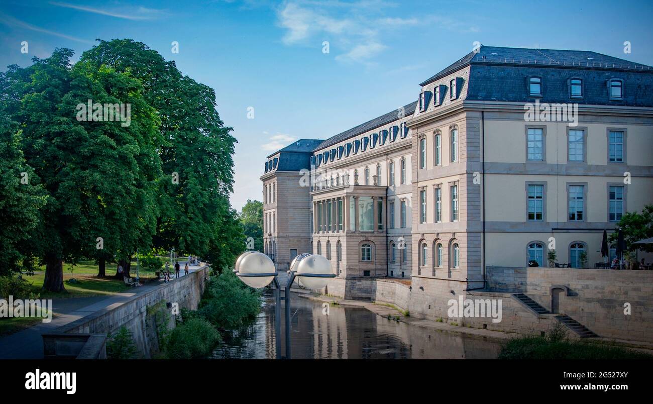 HANNOVER, DEUTSCHLAND. 19. JUNI 2021. Gebäude des landtags von Niedersachsen und der Leine Stockfoto