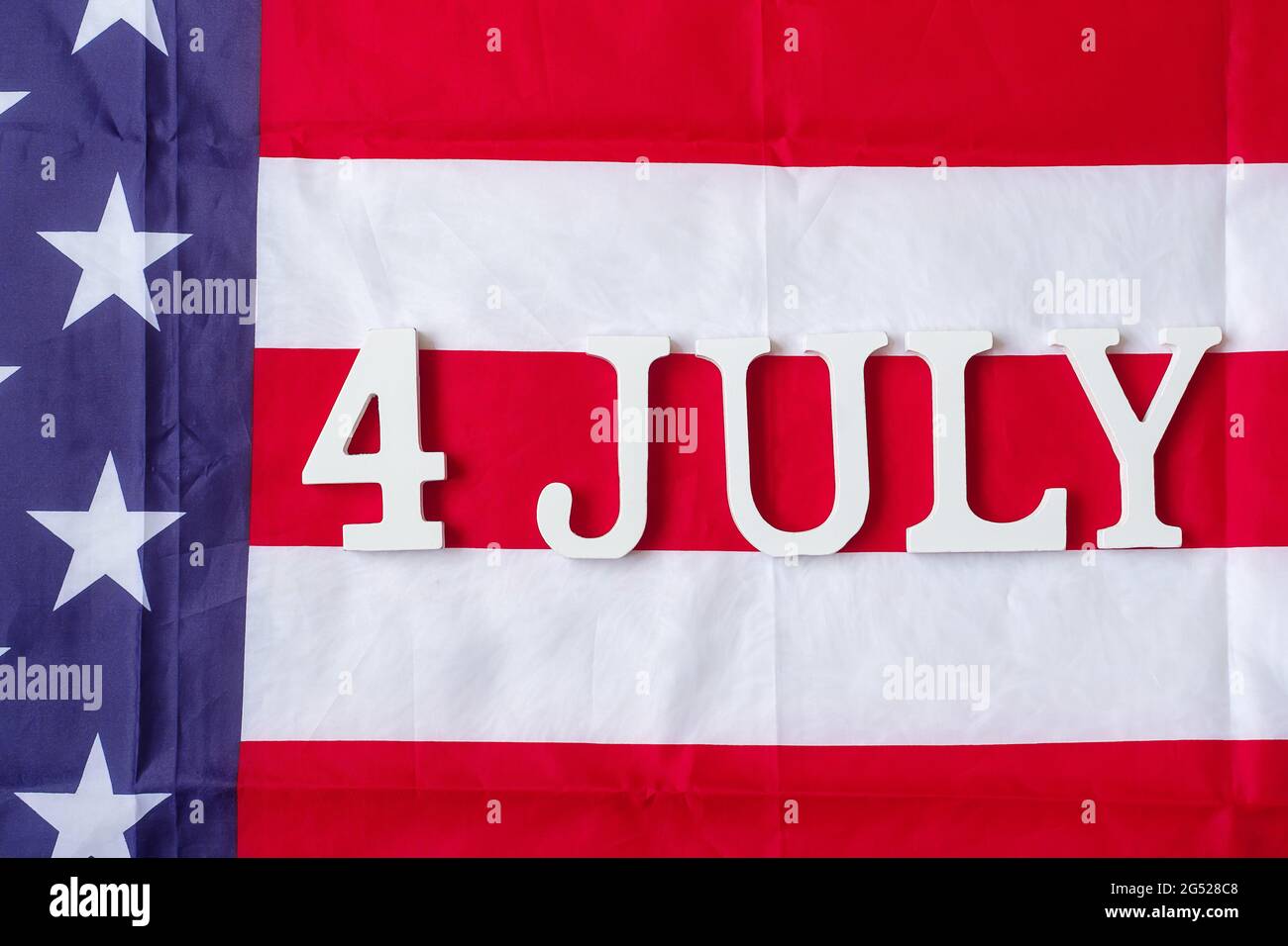 Text vom 4. Juli über den Hintergrund der Flagge der Vereinigten Staaten von Amerika. USA Unabhängigkeitsfeiertag und Festungskonzepte Stockfoto