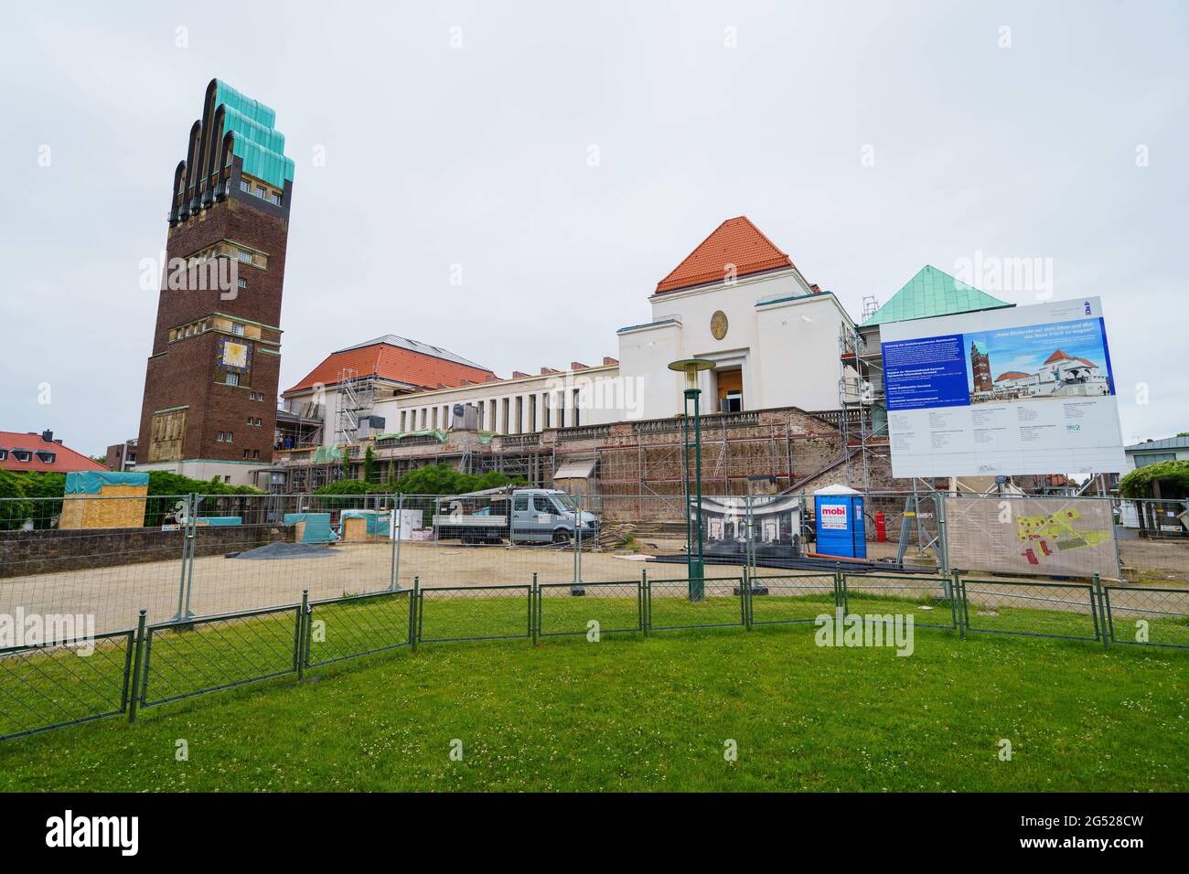 Darmstadt, Deutschland. Juni 2021. Vor dem Ausstellungsgebäude der Mathildenhöhe steht ein Bauzaun. Das Jugendstil-Ensemble wird derzeit umfassend renoviert. Im Juli wird das Welterbekomitee den Antrag der Künstlerkolonie Mathildenhöhe auf Aufnahme in die UNESCO-Liste erörtern. Quelle: Andreas Arnold/dpa/Alamy Live News Stockfoto