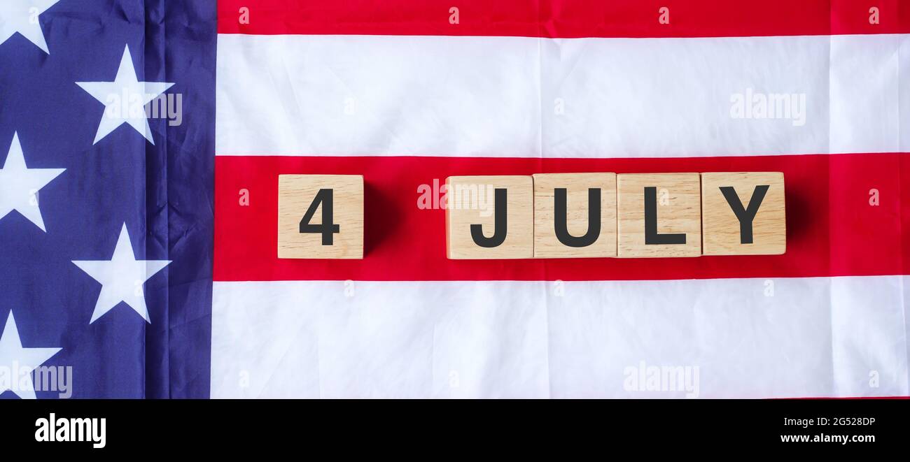 Text vom 4. Juli über den Hintergrund der Flagge der Vereinigten Staaten von Amerika. USA Unabhängigkeitsfeiertag und Festungskonzepte Stockfoto