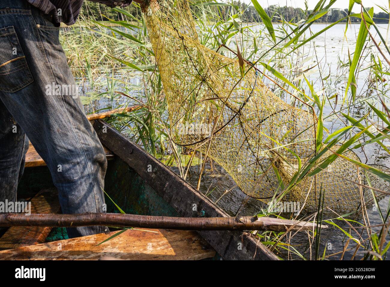 Fischer überprüft die Fischfalle Stockfoto