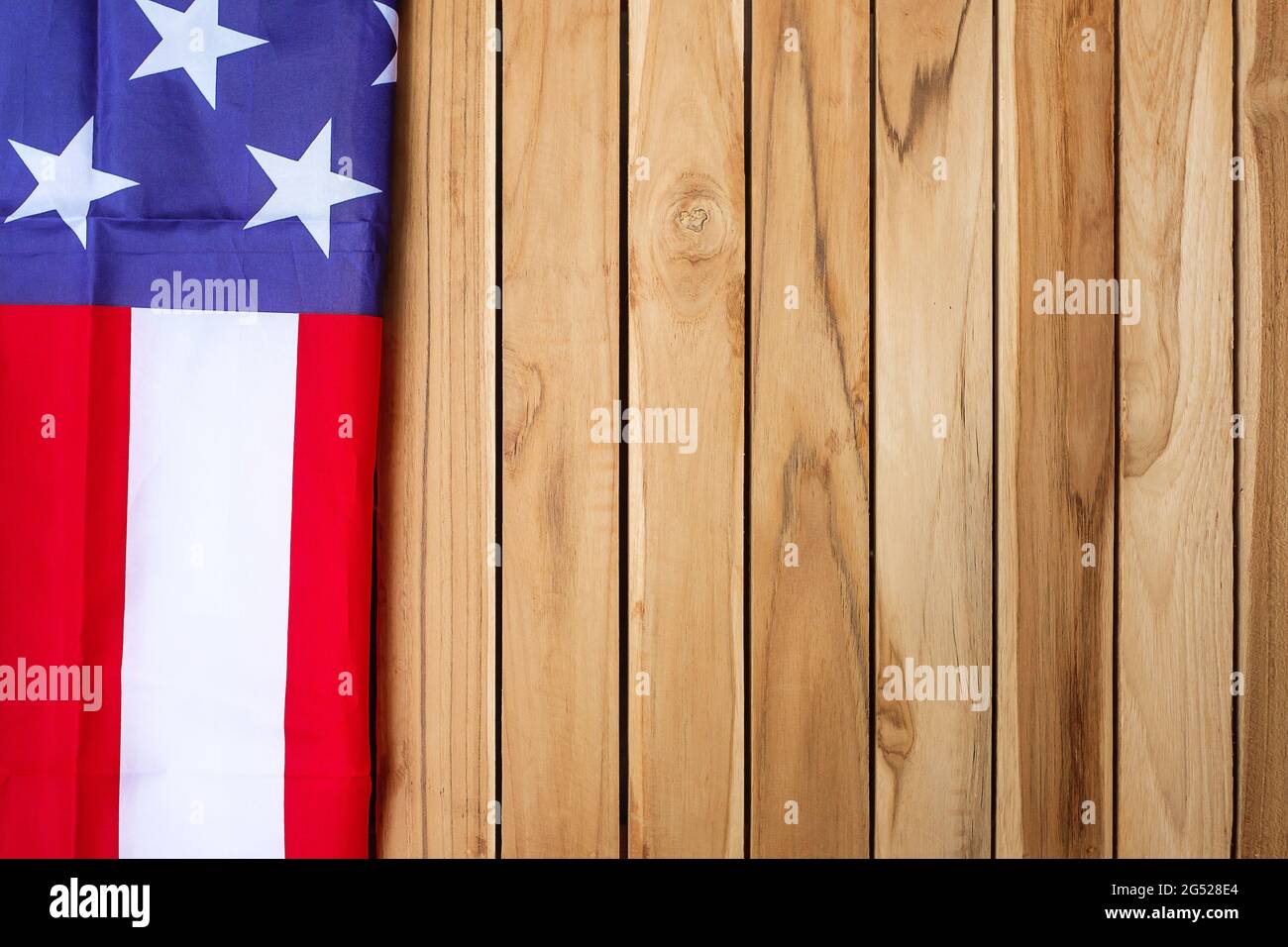 Flagge der Vereinigten Staaten von Amerika auf Holztisch Hintergrund. US-Feiertag der Veteranen, Memorial, Unabhängigkeit (4. Juli) und Labor Day Konzept Stockfoto