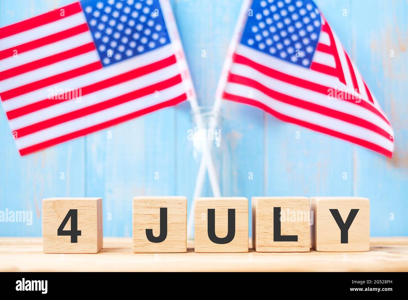 Text vom 4. Juli über den Hintergrund der Flagge der Vereinigten Staaten von Amerika. USA Unabhängigkeitsfeiertag und Festungskonzepte Stockfoto