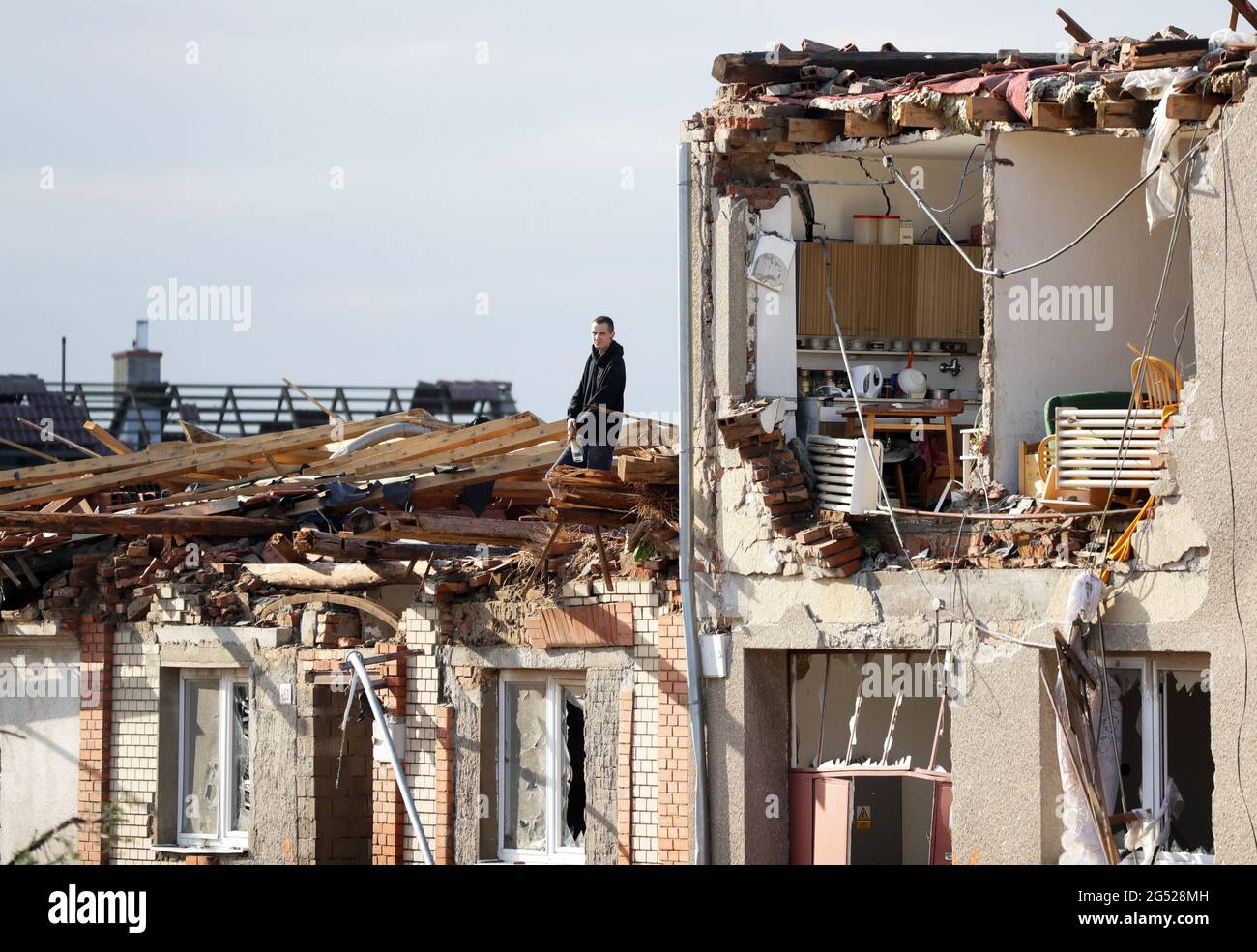 Ein Mann steht in einem beschädigten Haus nach einem seltenen Tornado, der Teile einiger Städte im Dorf Mikulcice, Tschechische Republik, am 25. Juni 2021 getroffen und zerstört hat. REUTERS/David W. Cerny Stockfoto