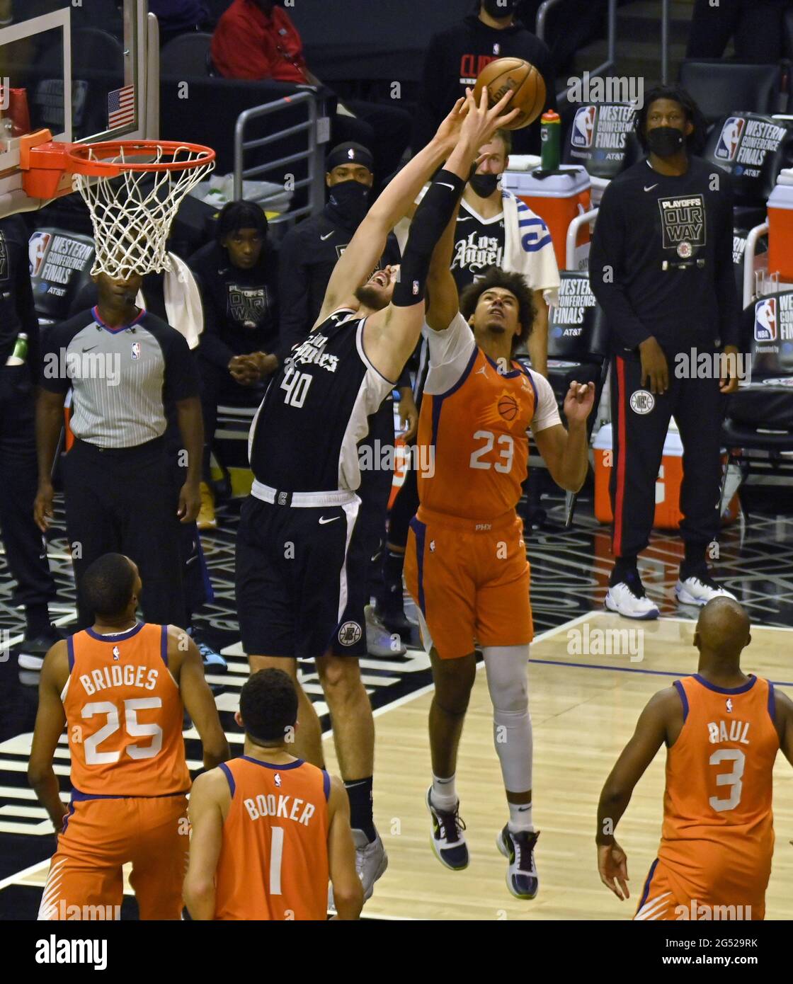 Los Angeles, USA, 24. Juni 2021: Los Angeles, USA. Juni 2021. Cameron Johnson (23) von Phoenix Suns blockiert die Aufnahme des Los Angeles Clippers Center Ivica Zubac im vierten Quartal in Spiel 3 des Best-of-Seven-Finals der Western Conference am Donnerstag, den 24. Juni 2021, im Staples Center in Los Angeles. Nachdem die beiden Eröffnungsspiele in Phoenix fallen gelassen wurden, nahmen die Clippers Spiel 3, 106-92 an, indem sie die ganze Zeit die Kontrolle über das Spiel behalten hatten. Foto von Jim Ruymen/UPI Credit: UPI/Alamy Live News Stockfoto