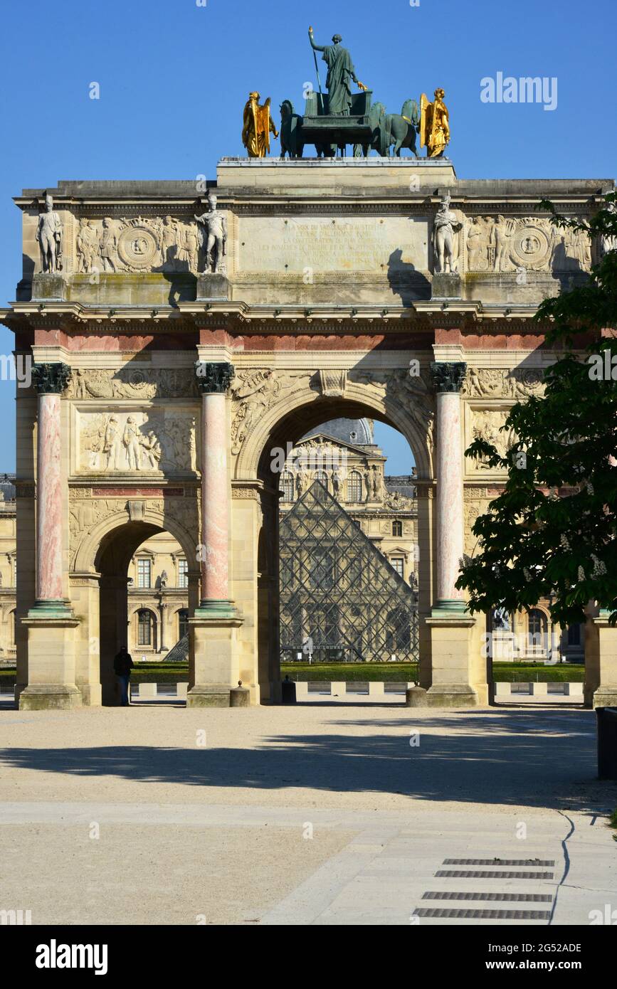 FRANKREICH. PARIS (4E). DIE TRIUMPHBOGEN DES KARUSSELLS UND DES LOUVRE-MUSEUMS WURDEN WÄHREND DER HAFT IM APRIL 2020 GESCHLOSSEN. Stockfoto