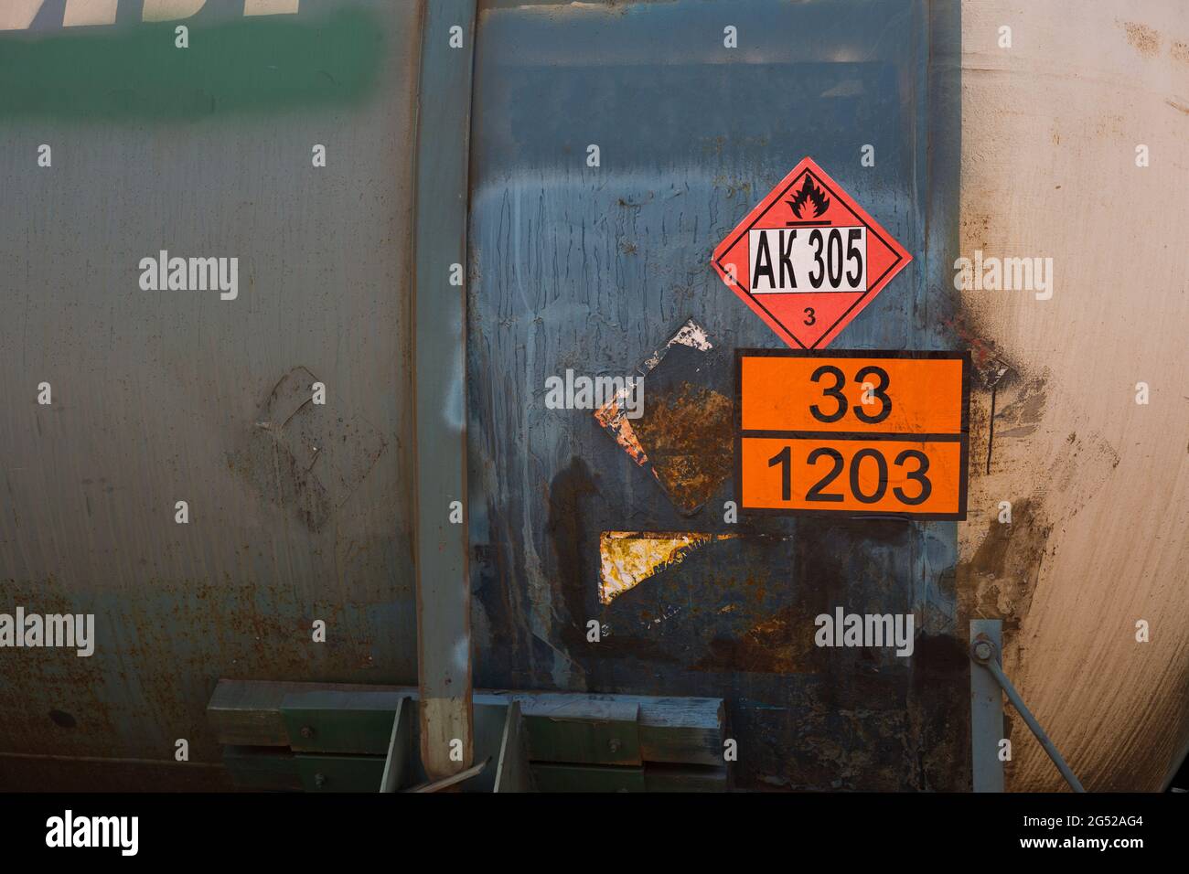 Gefahr Symbol für brennbare Flüssigkeiten am Eisenbahntank. Nahaufnahme . Klasse AK 305 Stockfoto