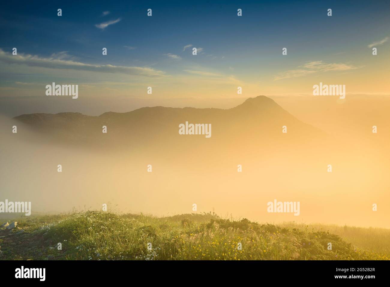 Sonnenaufgang vom Gipfel des Turó de l'Home, in Montseny. Im Hintergrund der Gipfel der Agudes (Vallès Oriental, Barcelona, Katalonien, Spanien) Stockfoto