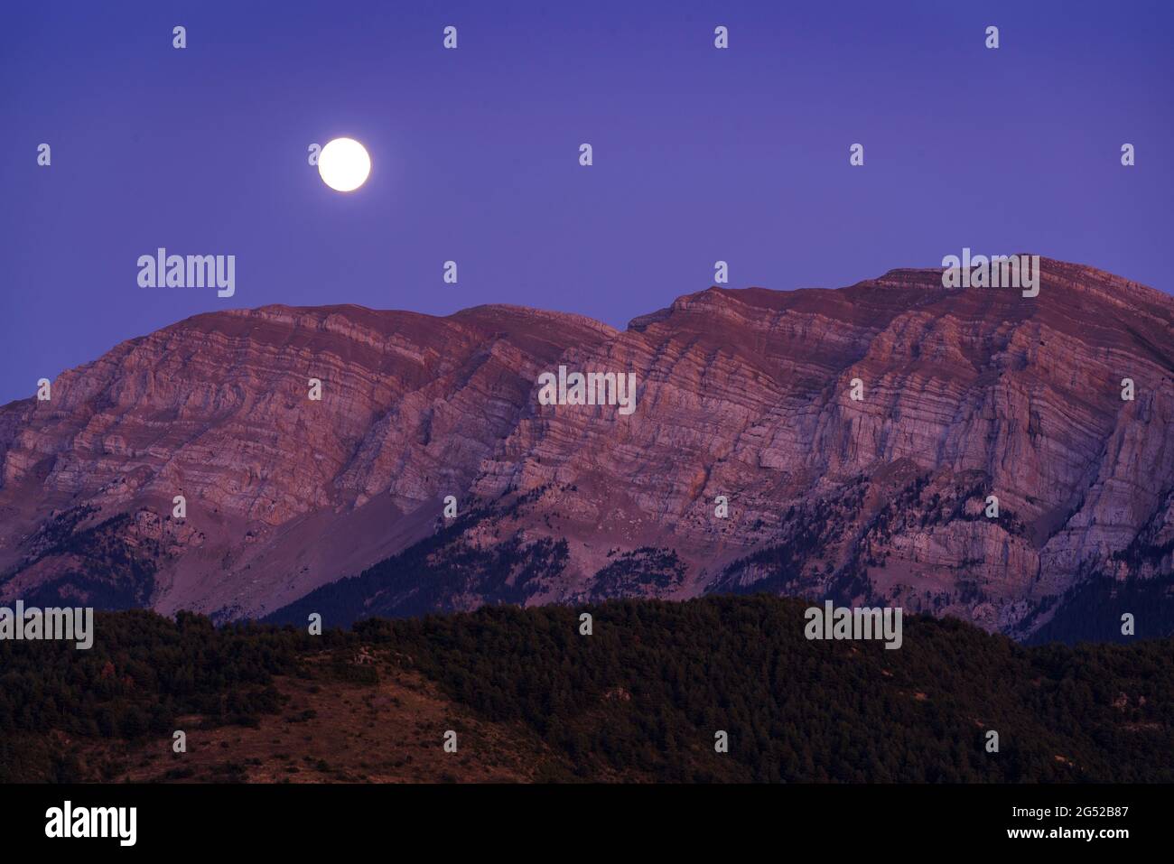 Sonnenuntergang und Mondaufgang über dem Cadí-Gebirge, von Vilanova de Banat aus gesehen (Alt Urgell, Katalonien, Spanien, Pyrenäen) Stockfoto