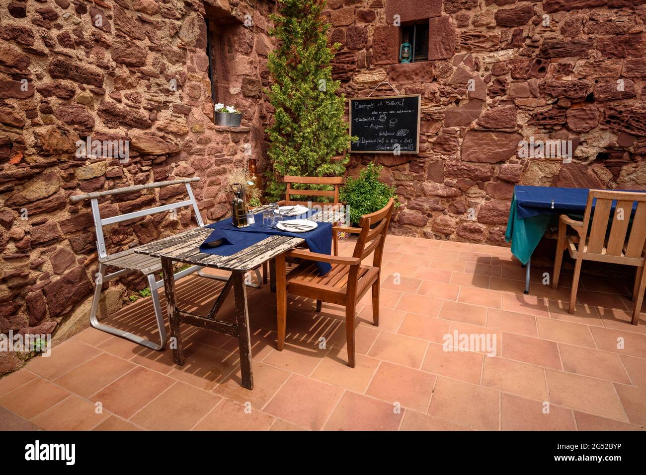 Terrasse des Restaurants Mas Bellver in Pla de la Calma in Montseny (Vallès Oriental, Barcelona, Katalonien, Spanien) Stockfoto