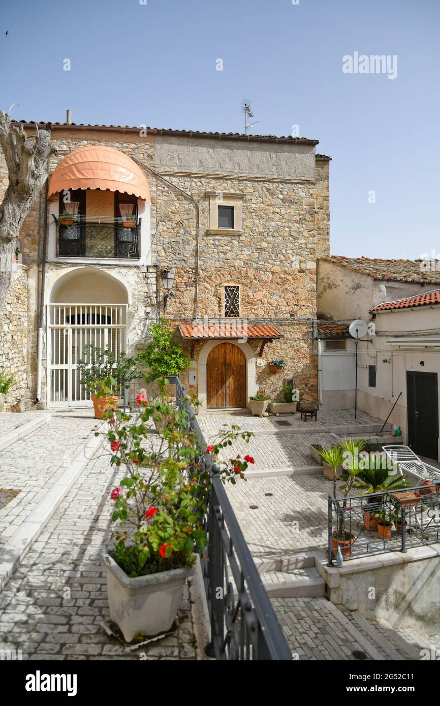 Candela, Italien, 23. Juni 2021. Eine kleine Straße zwischen den alten Häusern eines mediterranen Dorfes der Region Apulien. Stockfoto