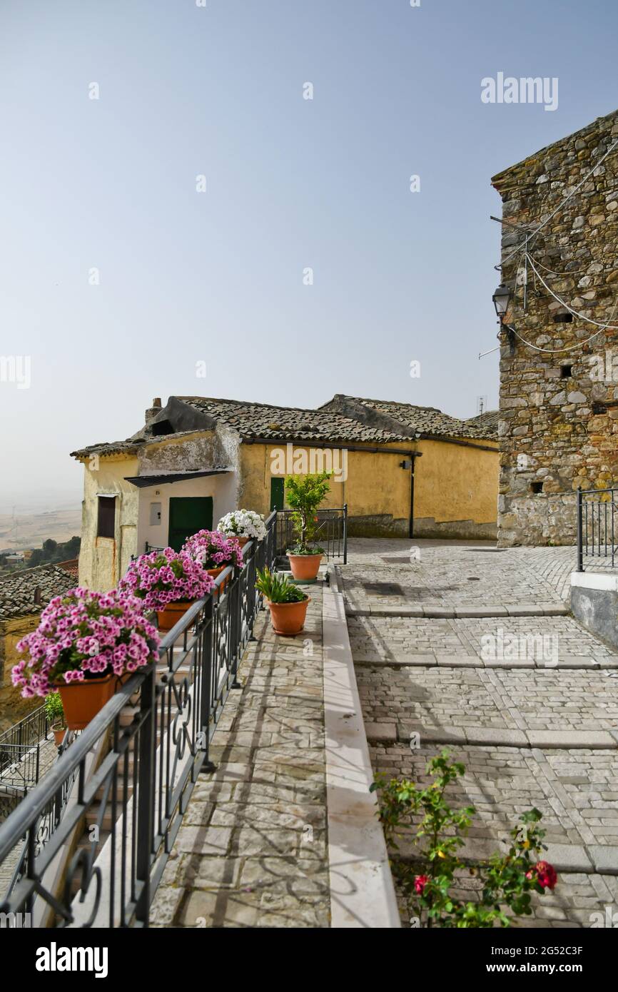 Candela, Italien, 23. Juni 2021. Eine kleine Straße zwischen den alten Häusern eines mediterranen Dorfes der Region Apulien. Stockfoto