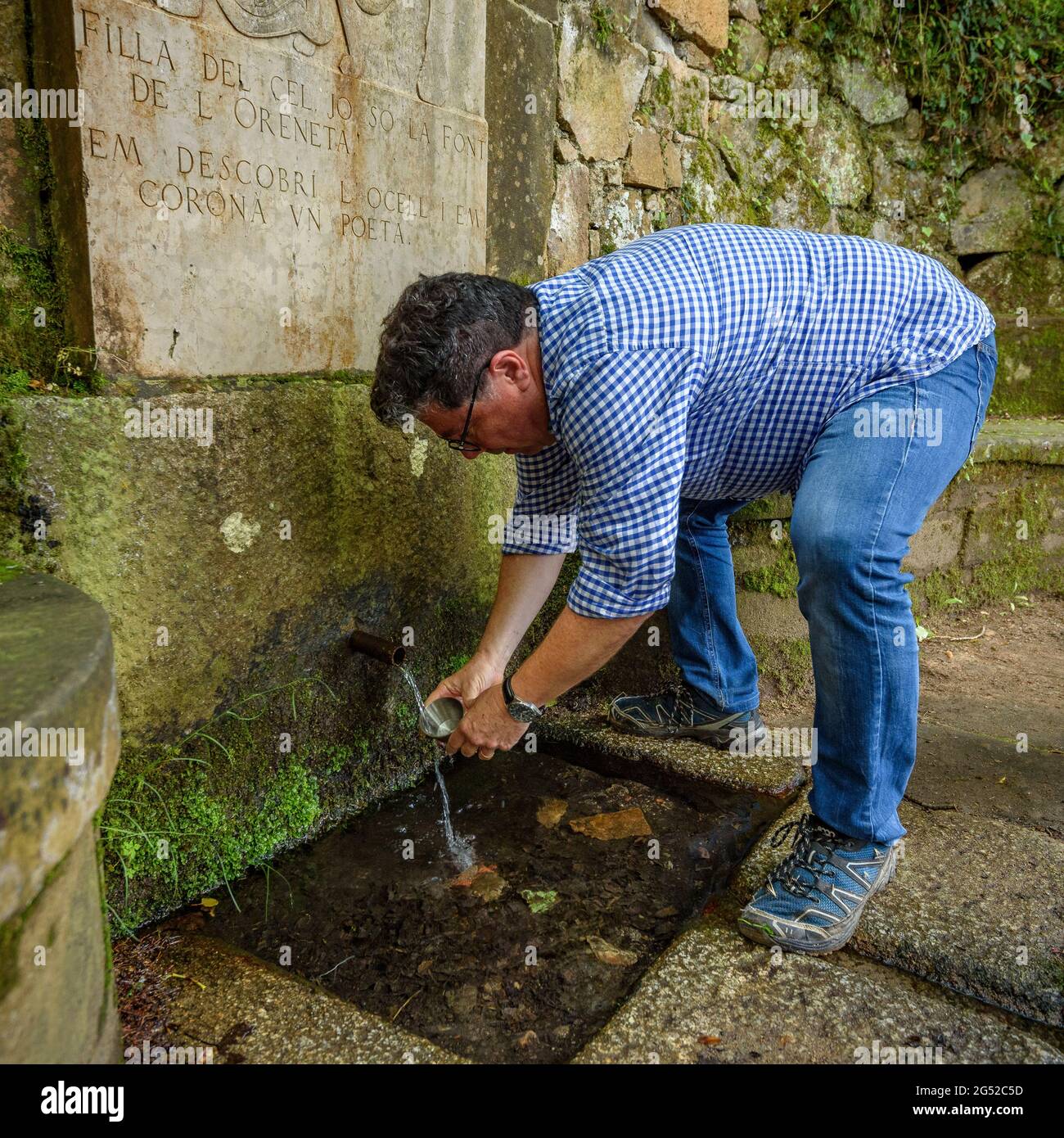 Der Oreneta-Brunnen (Schwalbe) in Viladrau im Sommer, im Montseny (Osona, Katalonien, Spanien) ESP: La fuente de la Oreneta en Viladrau en verano Stockfoto