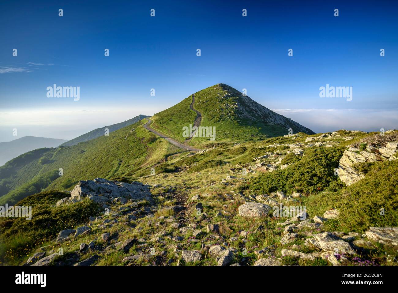 Gipfel Turó de l'Home vom Weg zum Gipfel Les Agudes (Montseny, Barcelona, Katalonien, Spanien) ESP: Cima del Turó de l'Home en el Montseny Stockfoto