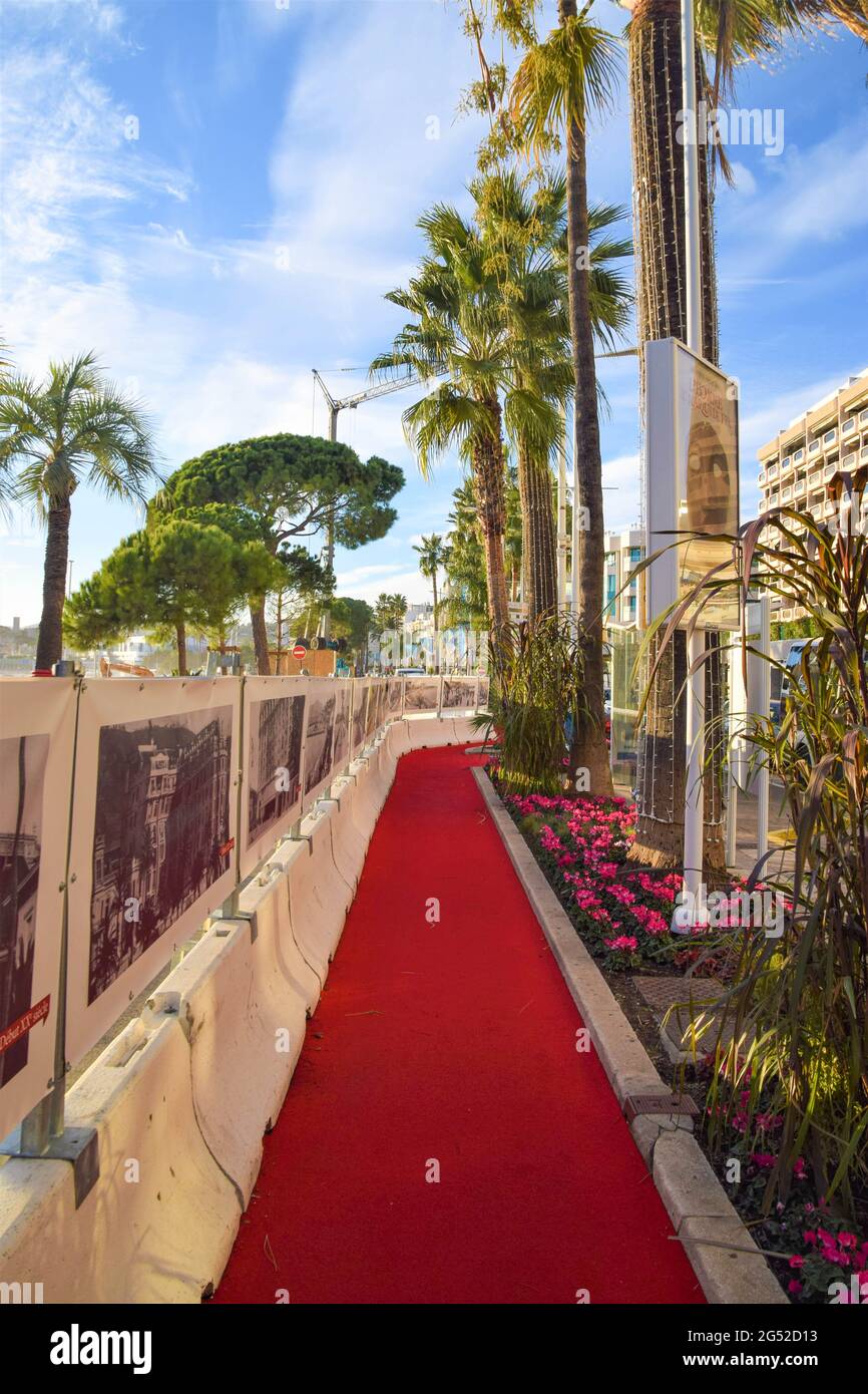 Roter Teppich auf der Croisette während der Strandrenovierung, Cannes, Frankreich, November 2019. Stockfoto