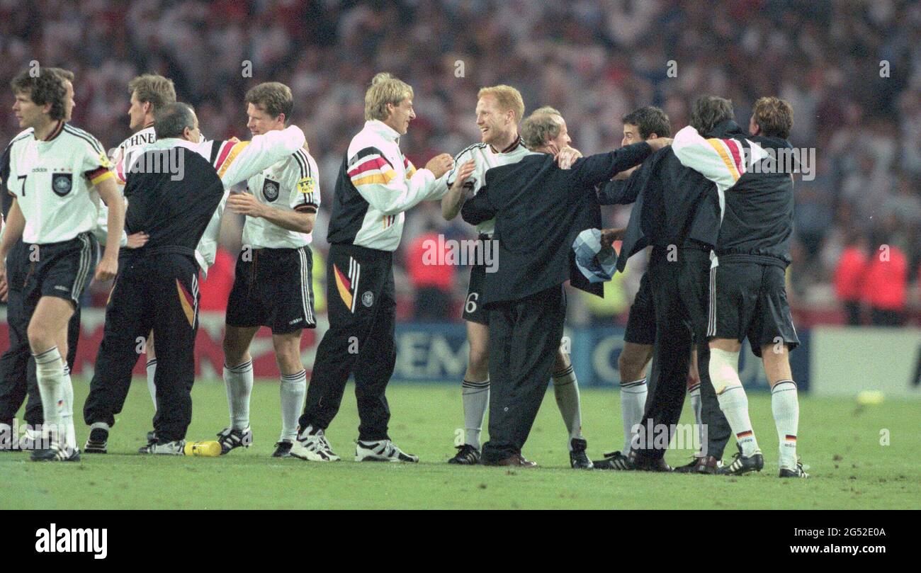 Fußball, firo: 26.06.1996 Fußball EM EM Europameisterschaft 1996 Halbfinale Deutschland - England 7: 6 ne Jubel nach dem Sieg und Eintritt ins Finale mit Moller, Reuter, Jurgen Klinsmann, Matthias Sammer, Beri Vogts Stockfoto