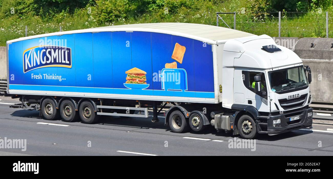 Werbung auf einem Sattelanhänger für Kingsmill Bread, eine Marke von Associated British Foods, hinter einem Iveco-LKW, der auf der britischen Autobahn fährt Stockfoto