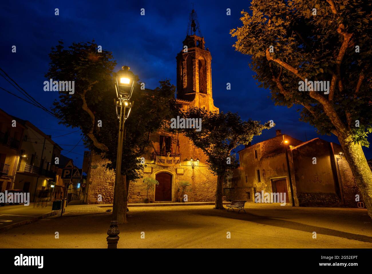 Breda Rathaus (alte Kirche von Santa Maria) bei Nacht (Breda, La Selva, Katalonien, Spanien ESP: Ayuntamiento de Breda (antigua iglesia de Santa Maria) Stockfoto