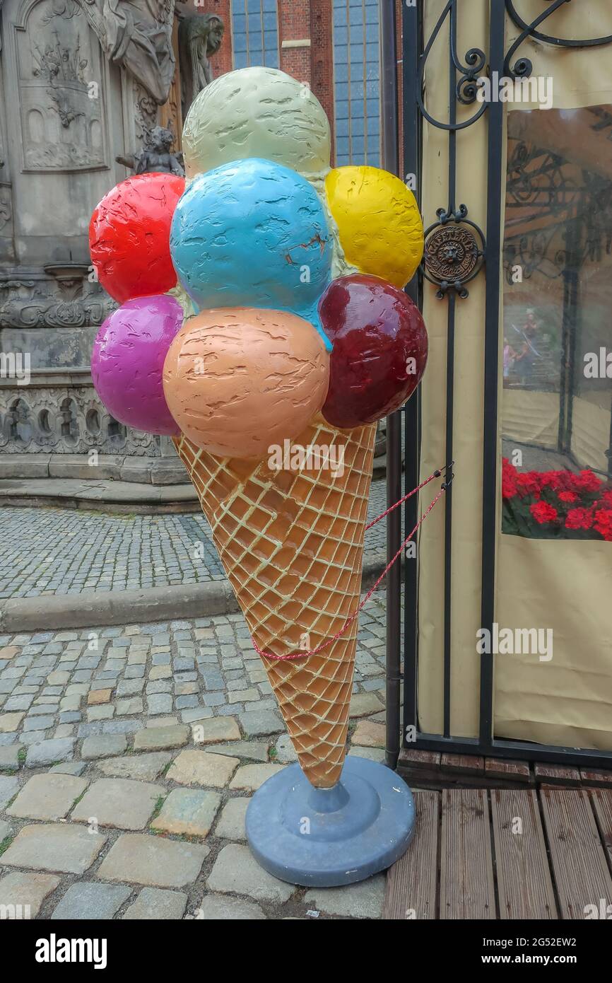 Wroclaw, Polen - 21. Juni 2019: Bunte Kunststoff-Eiskegel, Nahansicht Stockfoto