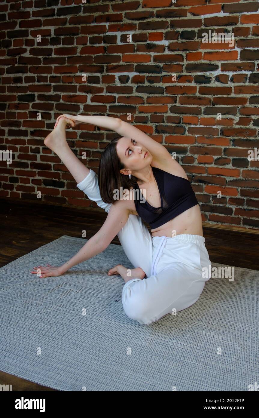 Athletin Frau praktiziert Yoga. Stockfoto