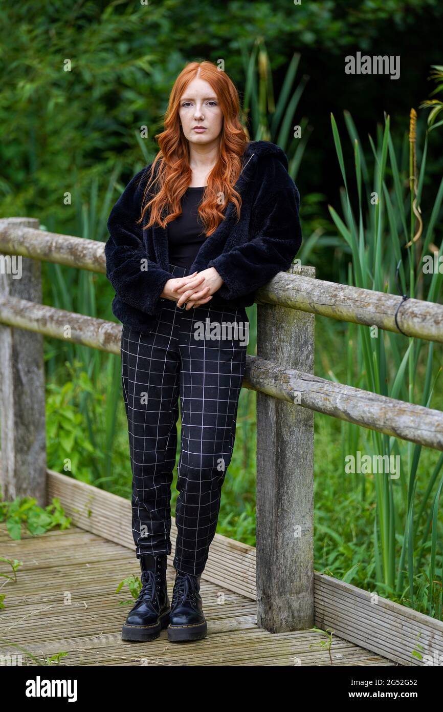 Patsy Stevenson posiert für ein Foto im Hythe Park, Egham Surrey. Frau Stevenson hat die Kommissarin der Metropolitan Police in einem Schreiben vor der Aktion gewarnt, dass sie beabsichtigt, ein Gerichtsverfahren gegen die Metropolitan Police Force einzuleiten, falls sie nicht eine Festankündigung zurückziehen sollte, die ihr nach ihrer Verhaftung bei der Clapham Common Vigil für Sarah Everard im März ausgestellt wurde. Bilddatum: Donnerstag, 24. Juni 2021. Stockfoto