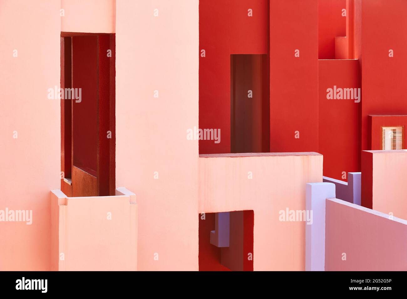 Geometrisches rotes Gebäudedesign. Die rote Mauer, La manzanera. Calpe, Spanien Stockfoto