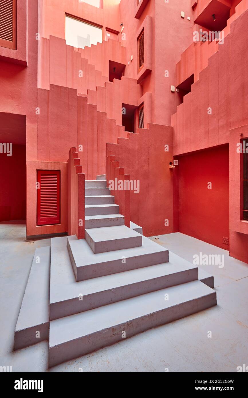 Geometrisches rotes Gebäudedesign. Die rote Mauer, La manzanera. Calpe, Spanien Stockfoto