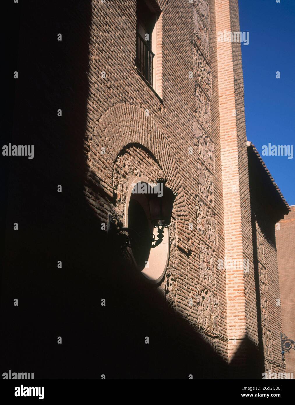 DETALLE DE LAS VENTANAS DE LA IGLESIA PARROQUIAL - S. XVI AUTOR: GIL DE SOPEÑA. ORT: IGLESIA DE SAN JUAN BAUTISTA. ARGANDA DEL REY. MADRID. SPANIEN. Stockfoto