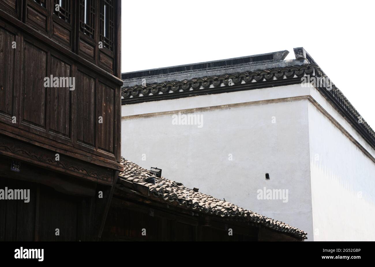 Holzgebäude und weißes Gebäude in Wuzhen, China Stockfoto
