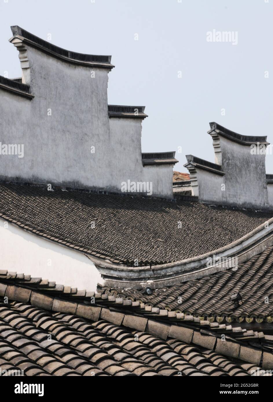 Dach des traditionellen chinesischen Gebäudes in Wuzhen, einem Wasserdorf in China Stockfoto