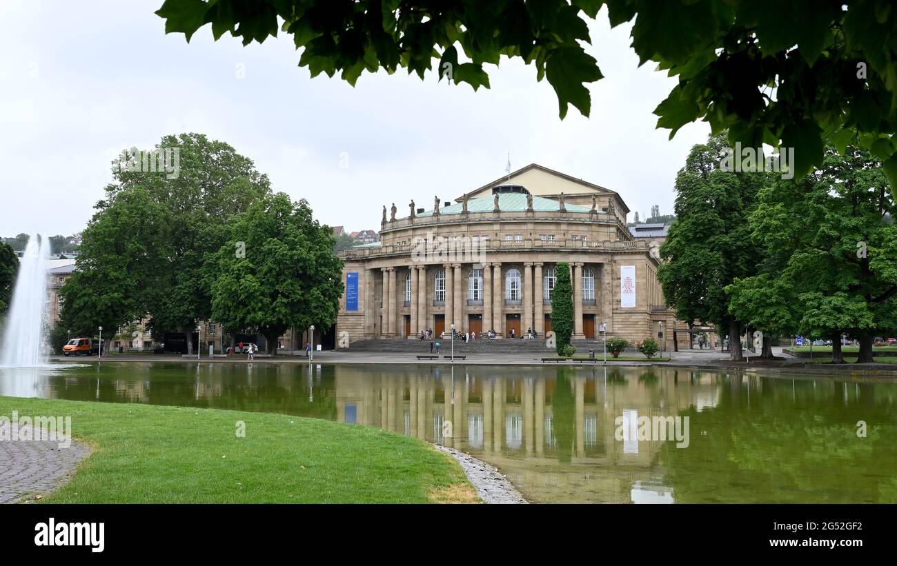 Stuttgart, Deutschland. Juni 2021. Das Opernhaus in Stuttgart. Auf einer Pressekonferenz geben die Regisseure der Staatstheater Stuttgart ihre Pläne für die kommende Saison bekannt. Quelle: Bernd Weissbrod/dpa/Alamy Live News Stockfoto