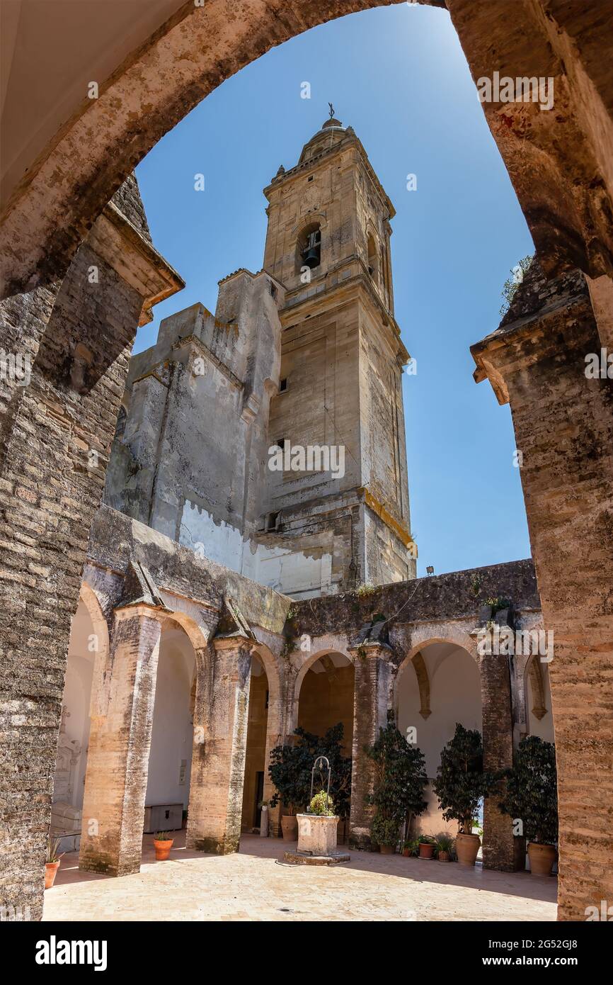 Fassade der Kirche Santa Maria in der Stadt Medina-Sidonia in der Provinz Cadarz, Andalusien, Spanien Stockfoto